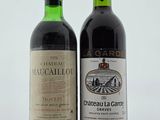 deux bouteilles de vin posées l'une à côté de l'autre sur une table