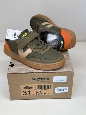 des chaussures adidas dans une boîte sur laquelle est apposée une étiquette de prix