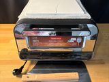 une photo d'un grille-pain posé sur une table en bois