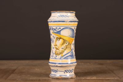 un vase bleu et blanc avec l'image d'un homme dessus