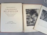 Trois livres sont posés sur une table ; l'un d'entre eux comporte l'image d'un homme à cheval et l'autre celle d'un cheval.