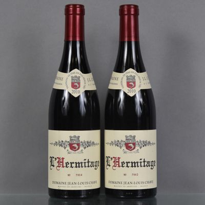 deux bouteilles de vin rouge posées sur une table