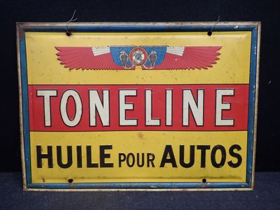 une vieille enseigne en tôle publicisant le produit « Toneline Hue pour autos » sur fond noir