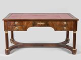 un bureau ancien avec un plateau en marbre et deux tiroirs