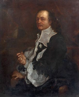 portrait d'un homme vêtu d'un manteau noir et d'un col blanc, tenant une cigarette