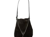 un sac à main noir avec un pompon suspendu à la poignée