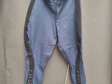 une photo d'un pantalon suspendu à une corde à linge