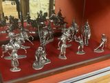 de nombreuses figurines en argent exposées dans une vitrine