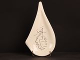 une sculpture en céramique blanche représentant une femme à cheval