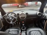 une petite voiture équipée d'un volant et d'un tableau de bord