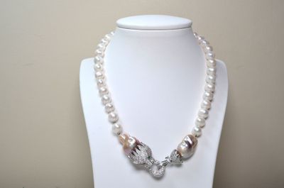 Un collier de perles de culture ras de cou, avec fermoir à d…