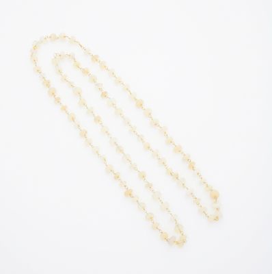un collier plaqué or orné d'une longue chaîne de perles