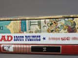 trois livres empilés sur une table