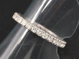 un gros plan d'une bague posée sur un présentoir transparent