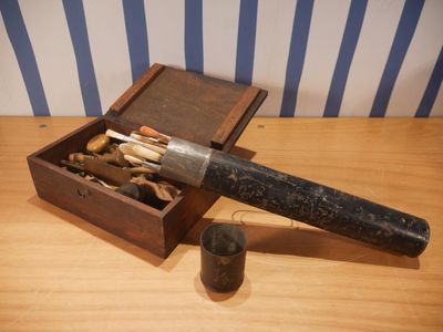 une caisse en bois contenant un marteau et d'autres outils