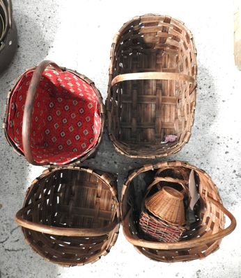 Plusieurs paniers sont alignés sur une table, ornés d'un ruban rouge.