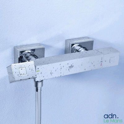 un gros plan d'un robinet de salle de bains fixé au mur