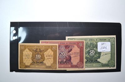 trois billets de banque différents posés sur un dossier noir