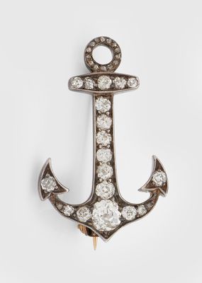 une broche en forme d'ancre sertie de diamants sur fond blanc