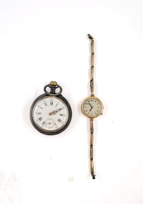 deux types de montres différents sur un fond blanc