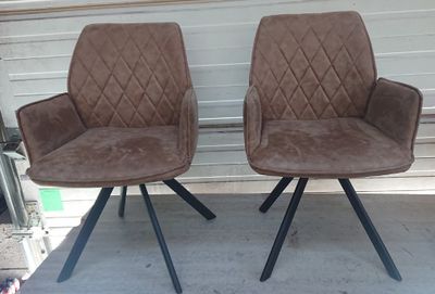 deux chaises placées l'une à côté de l'autre dans un garage