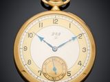 une image représentant une montre de poche en or sur fond noir