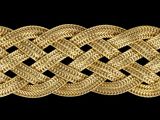 une image montrant un gros plan d'un bracelet en or sur fond noir