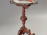 une table richement décorée sur laquelle se trouve un oiseau