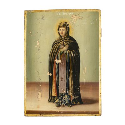 une vieille photo représentant une femme vêtue d'une cape et tenant une croix