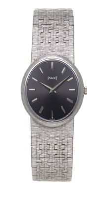 une photo d'une montre-bracelet argentée avec un cadran noir