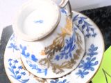 une tasse et une soucoupe posées sur une pile de livres