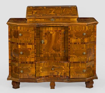 un meuble en bois avec des tiroirs et des tiroirs sur le dessus