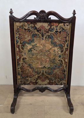 un pare-feu de cheminée à l'ancienne orné d'un motif floral