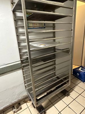 une photo d'une cuisine avec une étagère remplie de plateaux