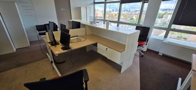 UN ENSEMBLE COMPRENANT : 6 BUREAUX D'ANGLE AVEC RETOUR ET PA…