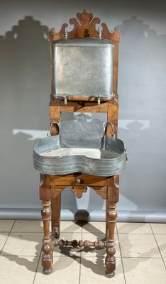 une chaise en bois sur laquelle est posé un plateau en métal