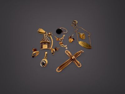 Lot en or jaune 750‰ comprenant : pendentifs, boucles d'orei… - Photo 1