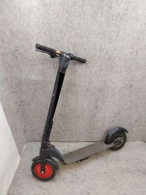 un scooter qui est posé dans un coin de la pièce