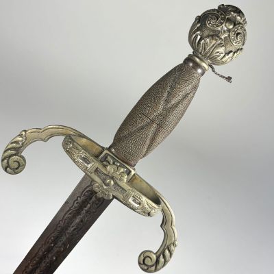 une épée ancienne dont la lame est ornée d'une tête de lion