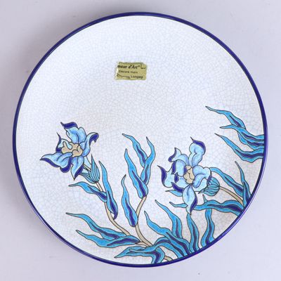 une assiette bleue et blanche ornée d'un motif floral