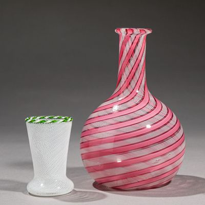 deux vases posés l'un à côté de l'autre sur une table
