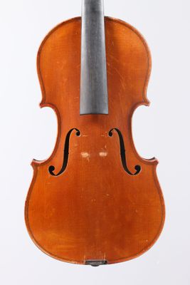 un vieux violon sur fond blanc