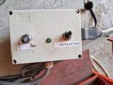 un petit appareil électrique posé par terre