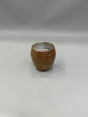 deux petits vases en bois posés sur une surface blanche