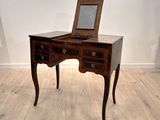 un petit bureau en bois surmonté d'un miroir