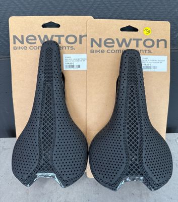 une paire de selles « New York » à vendre, dans leur boîte