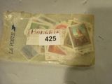 un sachet de timbres posé sur une table, avec une étiquette de prix
