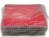une pile de serviettes rouges emballées dans du plastique