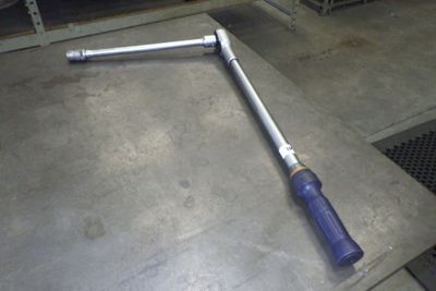 une photo d'une clé posée sur une table dans un garage