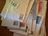une pile de courrier posée sur une table en bois